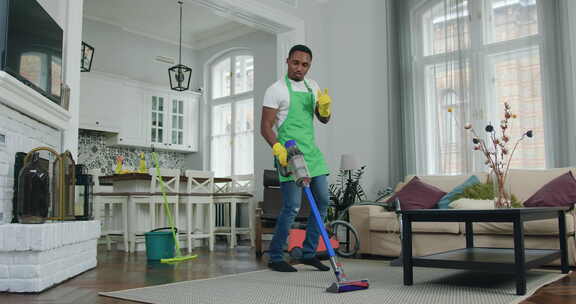 清洁服务公司的非裔美国男子工人用吸尘器做