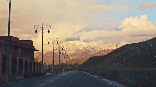 城市雪山风景