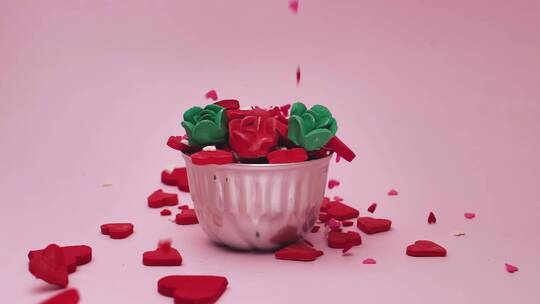 花盆里的心形和玫瑰色的糖果