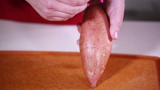 红薯削皮裹淀粉