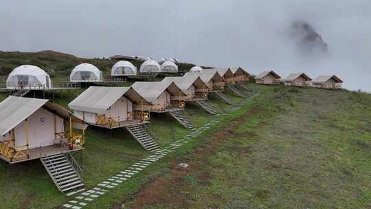 户外露营地帐篷房屋全景