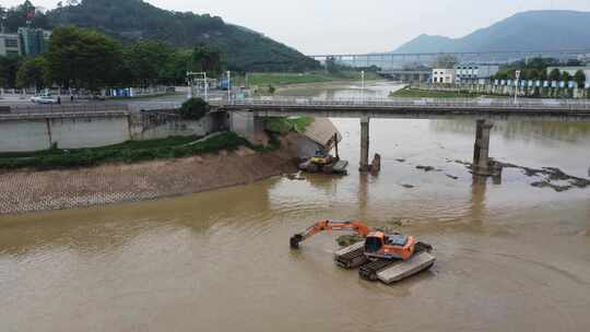 广东东莞：航拍挖掘机在石马河中清淤