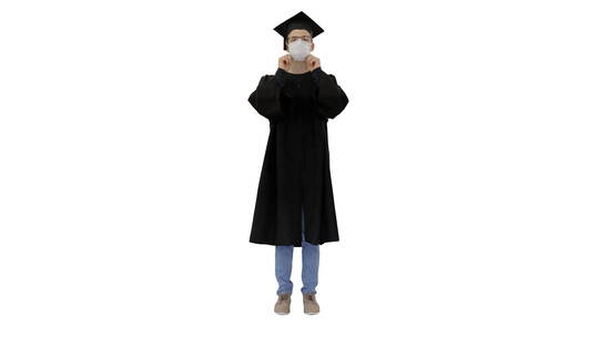 身穿毕业礼服戴着口罩的年轻人