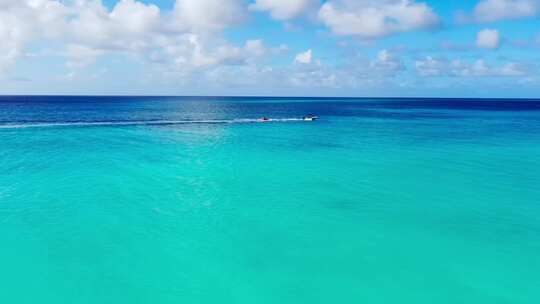 度假胜地阿鲁巴岛海岸线的航拍视频