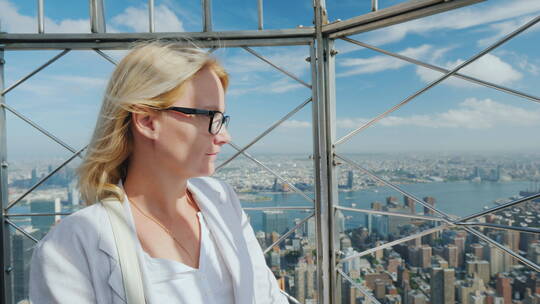 女人在欣赏纽约市视频素材模板下载