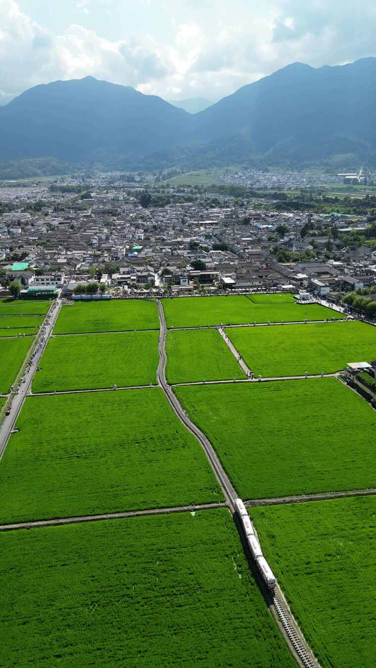 大理稻田村落及远山航拍