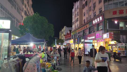 城市夜晚街景人流房屋商铺灯火通明