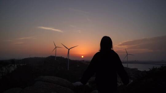 女孩青年站在山顶看日出拥抱阳光看夕阳日落