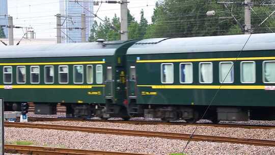 铁路上行驶的绿皮火车