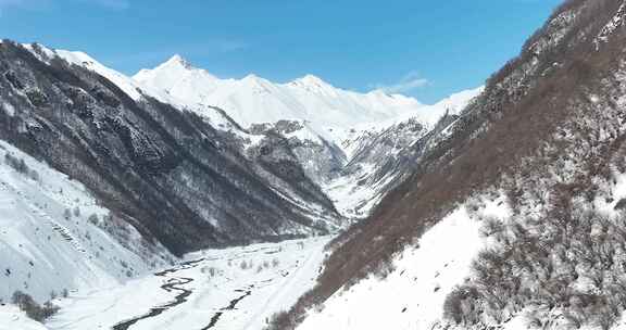 美丽雪山的鸟瞰图