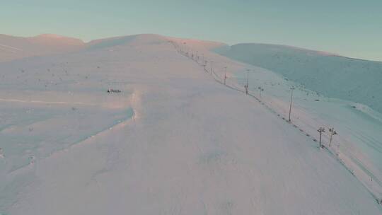 航拍的雪山景观