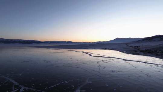 航拍冬季新疆赛里木湖雪山冰湖蓝冰日照金山