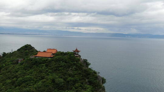 云南抚仙湖畔湖岸线云雾寺庙屋顶709