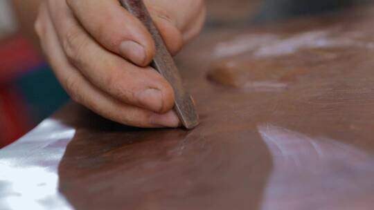 手工艺视频手工匠人锻铜雕刻刻线雕刻