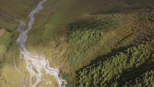 青海互助龙王山树木山峰河流航拍视频