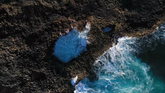 航拍海洋岩石池