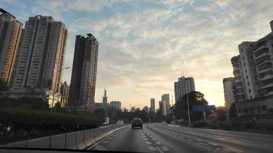 城市道路上的车辆与周边高楼