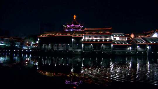 夜间古建筑临水灯光景观