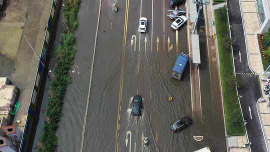 雨后积水的城市道路