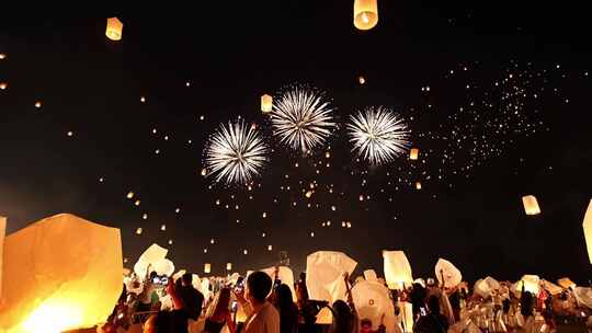 泰国水灯节各国人民在一起放飞孔明灯和烟花