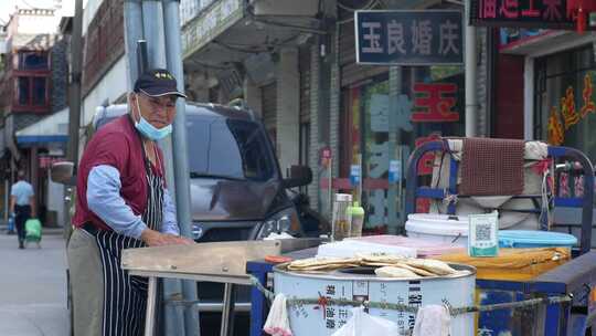 烤烧饼的老爷爷