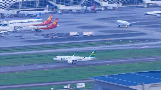 深圳机场起飞、降落的春秋航空客机