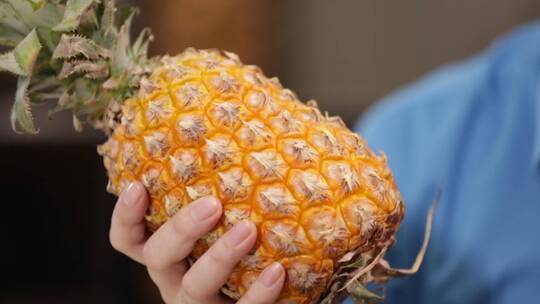 手里拿着菠萝 (5)