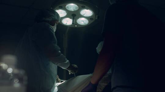 手术室里的外科医生视频素材模板下载