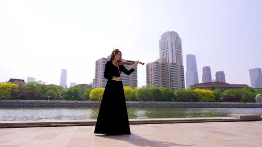 小提琴家天津海河边拉小提琴8