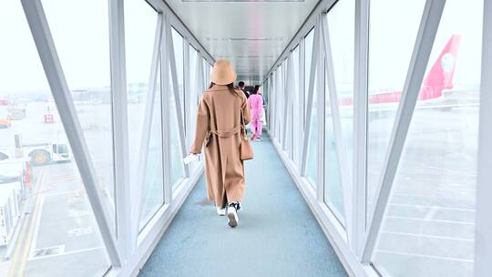 机场中快步行走的游客