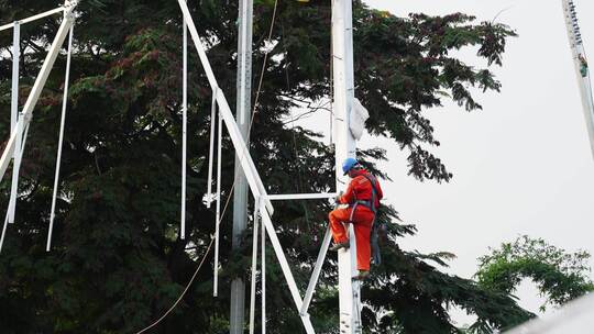 电力工人在夕阳下建设电力工程