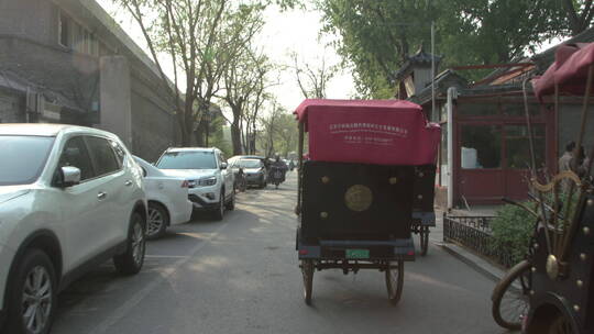 北京什刹海胡同旅游骑三轮车三轮车夫