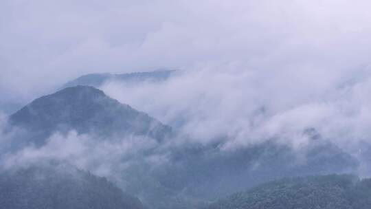 云雾升腾的山峰自然美景航拍