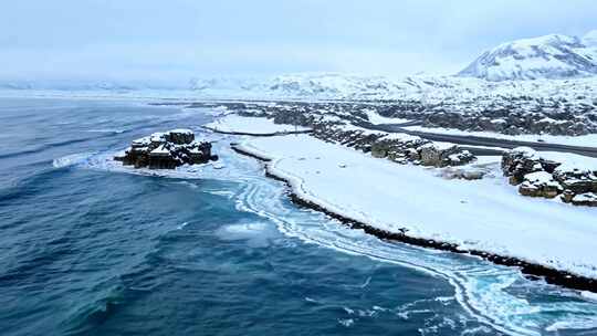 冬季有雪的海滨鸟瞰图