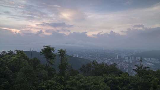 延时雾在清晨袭击槟城山。