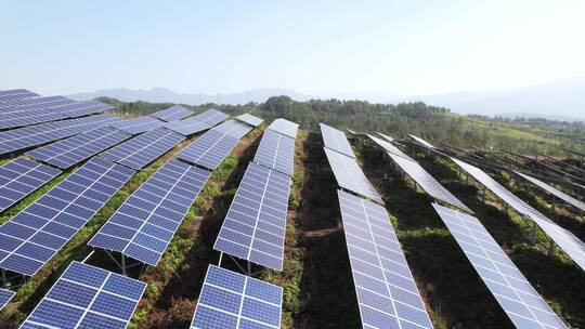 航拍山上光伏太阳能电池板