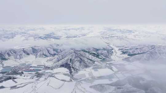 4k航拍雪后的山林