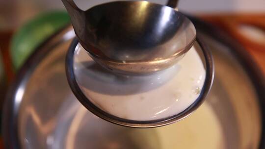 豆浆机榨汁机料理机过滤豆浆视频素材模板下载