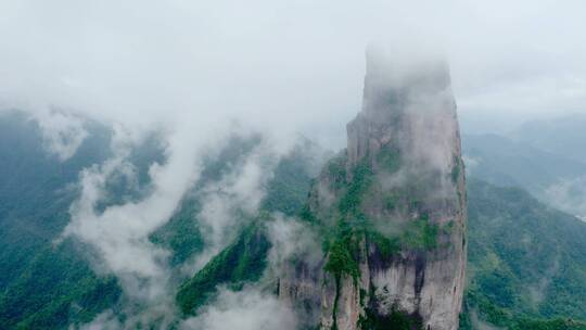 云海中的山峰