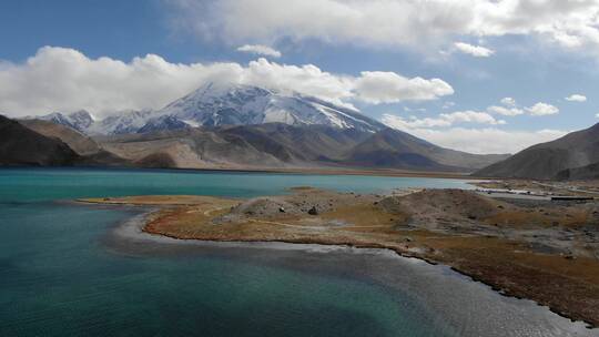 西藏喀什盘龙古道雪山湖泊风光视频素材模板下载