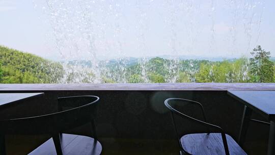 餐馆空座玻璃窗外人工瀑布景观