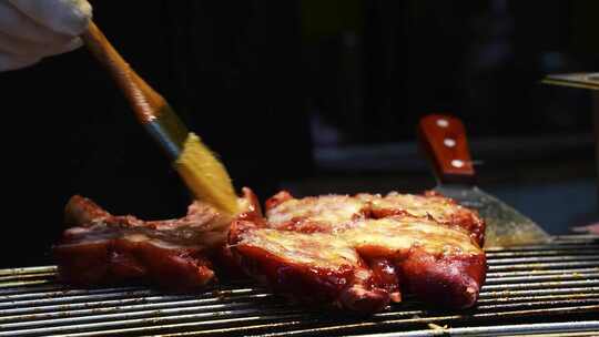 烤肉架上的牛排煎烤牛排猪排大火煎烤