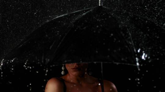雨中打伞的女人视频素材模板下载