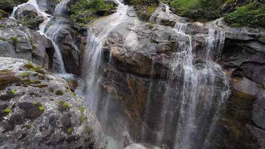 四川甘孜贡嘎山区南门关沟溪流瀑布风光