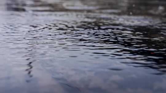 雨水雨滴滴落地面积水