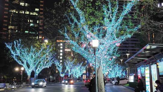 南京西路夜晚城市街道上的彩灯树灯光夜景