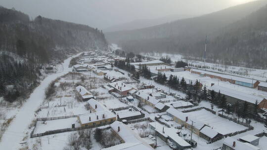 航拍东北冬天早晨村庄冰雪