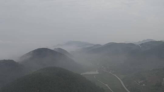 雨雾中的森林山峰小镇村庄