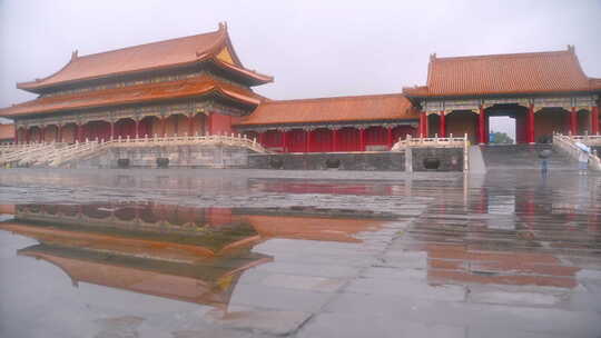 北京故宫雨中太和门广场倒影平移镜头
