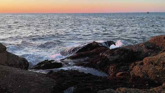 山东威海小石岛礁石海岸落日晚霞海水浪花